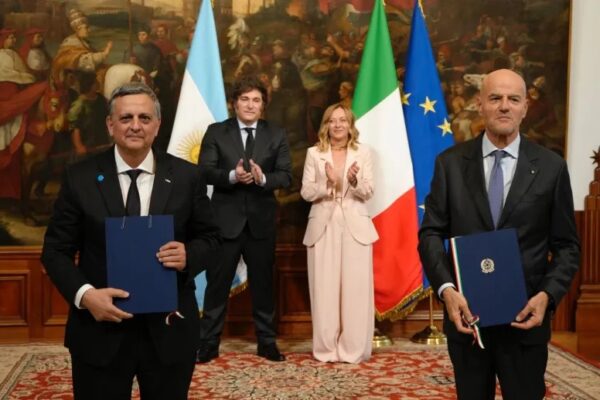Argentina alza vuelo en el negocio del GNL: YPF y ENI sellan acuerdo clave con respaldo presidencial